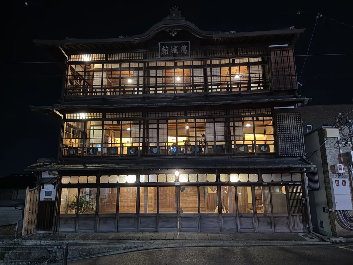 温かな灯りがともる歴史ある木造建築
